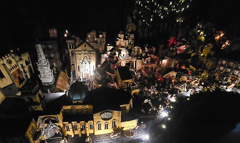 Napoli nel presepe, Santa Chiara e il suo chiostro nell'opera monumentale di Ciro Scala