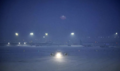 Neve e gelo in Francia, Parigi imbiancata: voli cancellati e trasporti nel caos
