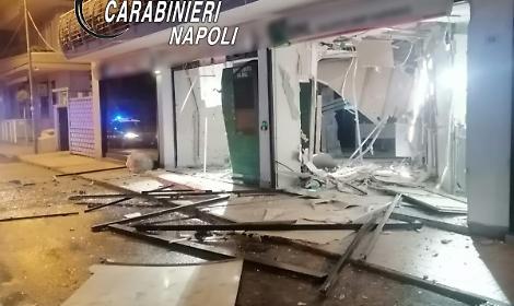 Ladri tentano di rubare un bancomat
