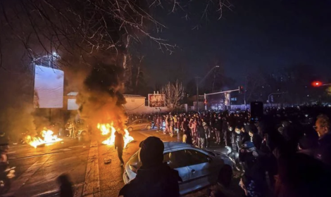 Iran, Trump: &laquo;Azioni forti se governo impicca manifestanti&raquo;. Teheran: &laquo;Cercano pretesti per attaccarci&raquo;