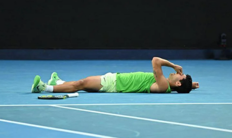 Alcaraz trionfa a Melbourne, Djokovic ko in 4 set