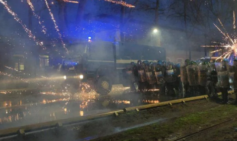 Scontri Askatasuna, tre persone arrestate: una ha aggredito il poliziotto