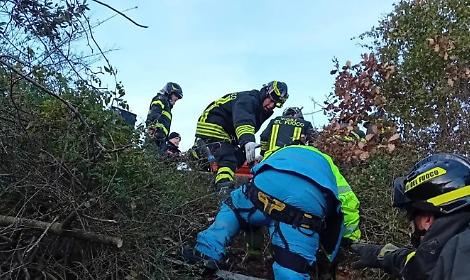 Auto finisce nel burrone: un morto e un ferito grave