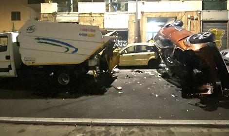 Auto si ribalta e travolge netturbino: &egrave; grave