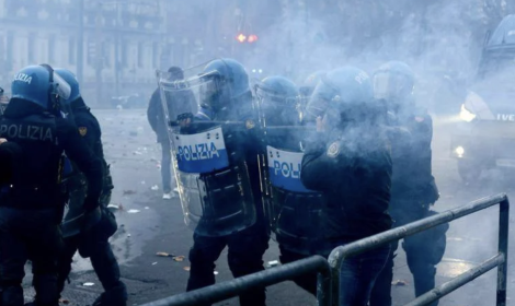 Scontri Askatasuna, domiciliari per il presunto aggressore del poliziotto