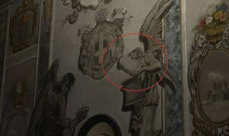 Cancellato il volto dell'angelo Meloni nella cappella di San Lorenzo in Lucina