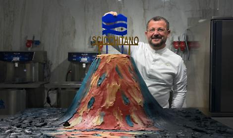 La torta Vesuvio di Poppella per l&rsquo;apertura di Schicchitano Napoli