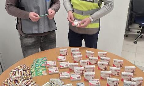 Torna in Italia con machete e prodotti vegetali pericolosi, denunciato