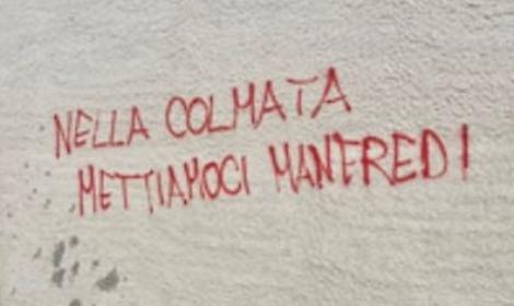 &ldquo;Nella colmata mettiamoci Manfredi&rdquo;: scritte ingiuriose, solidariet&agrave; bipartisan