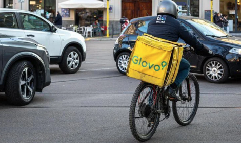 Rider sfruttati, controllo giudiziario per Glovo Foodinho
