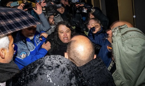 I coniugi Moretti aggrediti dai familiari delle vittime