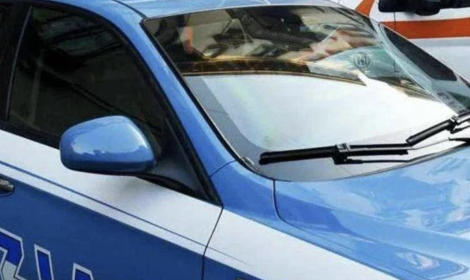 Coltellate alle spalle mentre cammina in centro, grave una donna