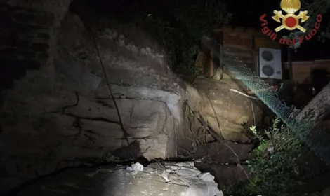 Muro di contenimento crolla su una palazzina a Formello, un morto e due feriti
