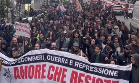 Napoli, duemila in corteo contro gli sgomberi dei centri sociali