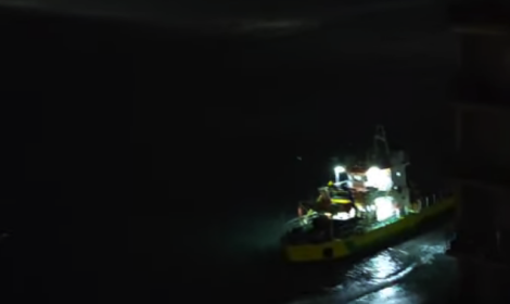 Un video della nave insabbiatasi a pochi metri dal lungomare stabiese