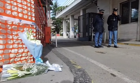 Fiori bianchi al Monaldi per il piccolo Domenico, l'omaggio dei cittadini