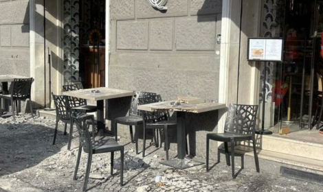 Crollano calcinacci di fronte al Teatro San Carlo