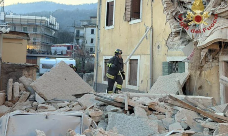 Esplode bombola di gas e crolla palazzina di tre piani: un morto e 3 feriti