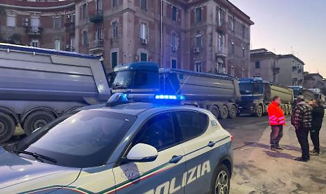 Bagnoli, i comitati bloccano ancora i camion e scoppia la protesta per guasto alle tubature