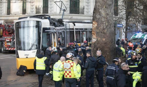 Tram deraglia e finisce sul marciapiede: 2 morti e 48 feriti