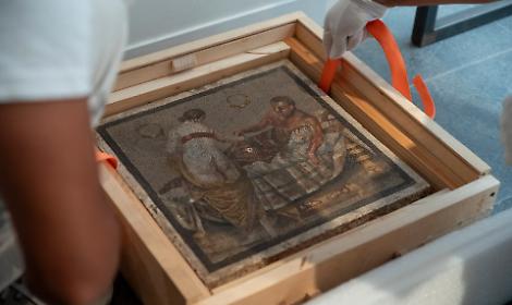 Studio su mosaico a Pompei, proviene da una villa nelle Marche