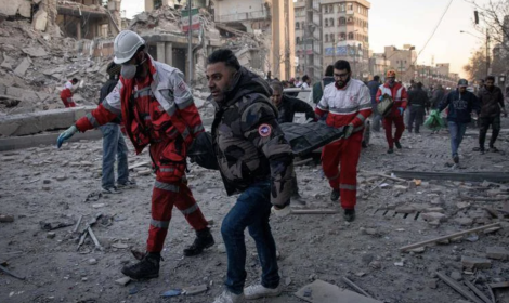 Attacco Iran, Francia: &laquo;Ok a uso basi aeree&raquo;. Teheran colpisce petroliera nel Golfo. Droni sull'Azerbaigian