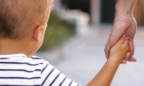Violenza sessuale su un bambino di tre anni al centro commerciale, arrestato 47enne