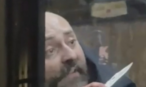 Aggred&igrave; una donna sul bus, suicida in ospedale