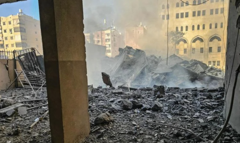 Iran lancia &laquo;attacchi intensi&raquo;, raid su basi Usa. Colpite navi cargo a Hormuz. Esplosioni vicino aeroporto Dubai