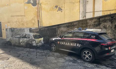 Incendia i panni della compagna e li lancia dal balcone, auto in fiamme
