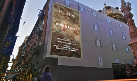 La sfilata di Valentino sul mega-schermo in via Tribunali