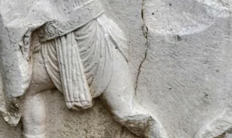 Scoperto monumento funerario romano con gladiatori lungo antica Via Appia ad Apollosa