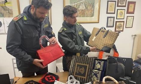 Scoperto lo showroom del falso: trovati 25mila pezzi