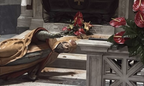Entra nel Duomo di Nola e fa cadere la statua di San Paolino
