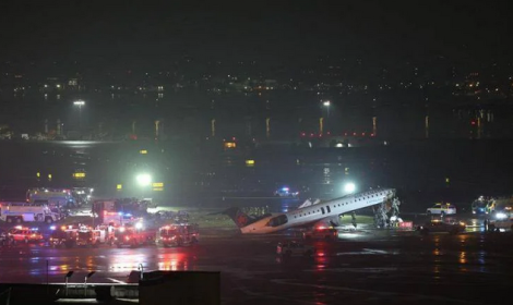 Aereo in fase di atterraggio si scontra con un veicolo: morti pilota e copilota