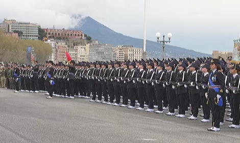 Aeronautica Militare, cerimonia a Napoli per i 130 anni: le Frecce Tricolore sorvolano il lungomare