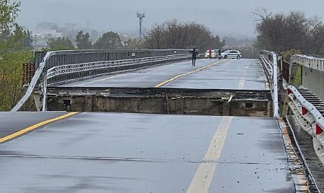 Maltempo, crolla il ponte sul fiume Trigno