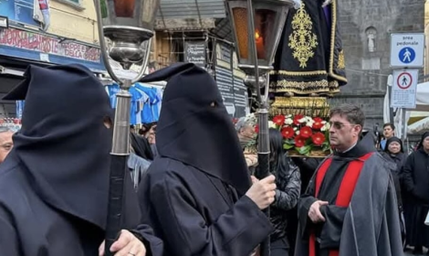 Via Crucis in napoletano e corteo in costume