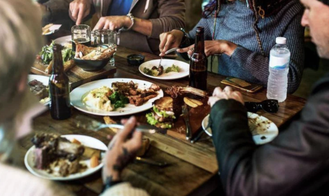 Dalla colomba alle uova, fino a 3.000 calorie a pranzo: i consigli dell'esperta dopo gli eccessi