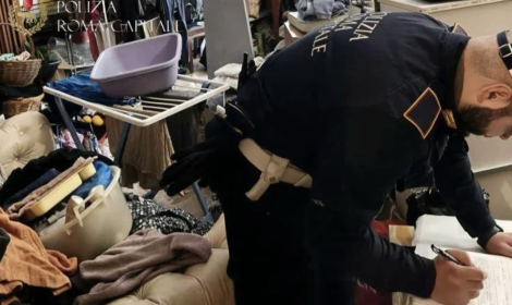 Neonato tra droga e rifiuti: madre denunciata, arrestato il compagno