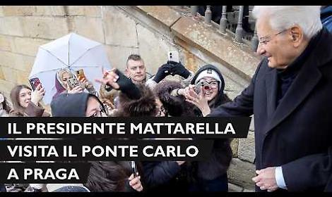 Mattarella su Ponte Carlo a Praga, studenti italiani cantano l'inno di Mameli