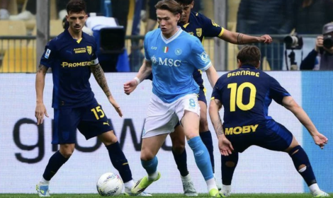 Parma-Napoli 1-1, McTominay risponde a Strefezza ma Conte frena