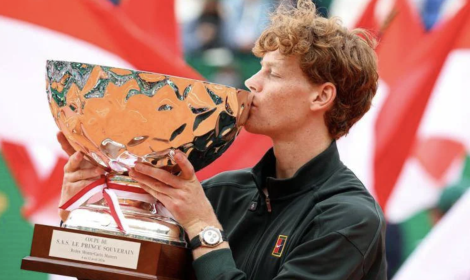 Sinner re a Montecarlo, batte Alcaraz in due set e torna numero 1 del mondo