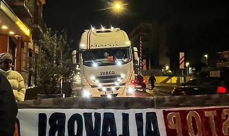 America&rsquo;s Cup, sgomberati bloccano i camion verso Bagnoli