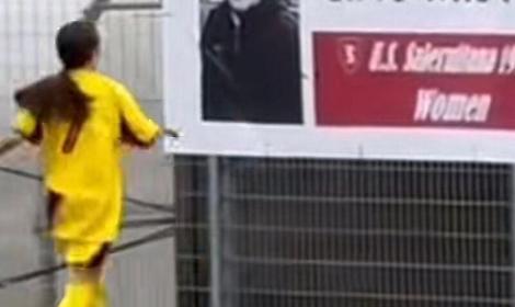 Giovane calciatrice fa gol e corre per baciare foto del suo allenatore morto