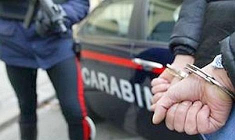 Calci e pugni alla moglie, arrestato marito violento