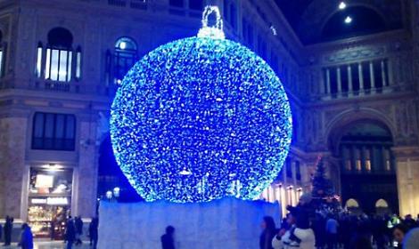 Napoli non si ferma: la citt&agrave; resiste accendendo le sue luci