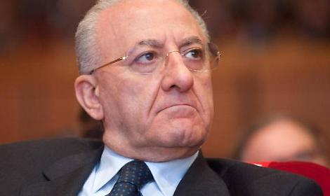 De Luca a Salerno senza simbolo Pd, &laquo;si rispetta la tradizione&raquo;