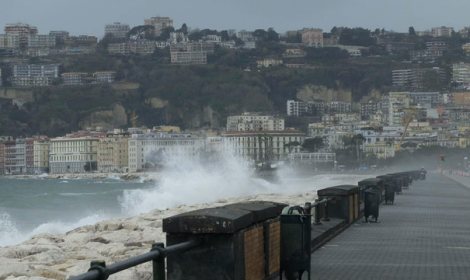 Maltempo in Campania, allerta per vento forte e mareggiate