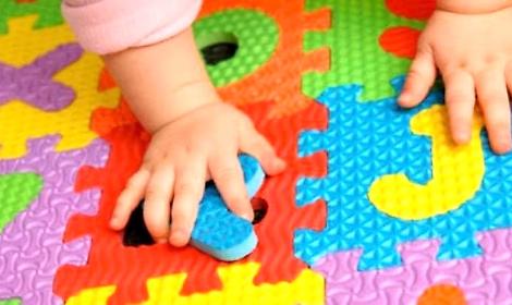 Bimbi picchiati all'asilo nido, mamma: &laquo;Lividi sui miei figli, grazie a chi ha denunciato&raquo;